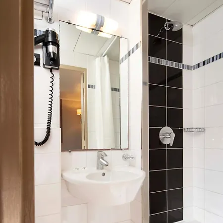 Hotel De La Tour Eiffel 2*