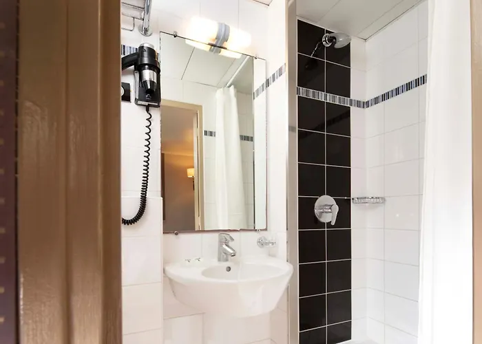 Отель De La Tour Eiffel 2*