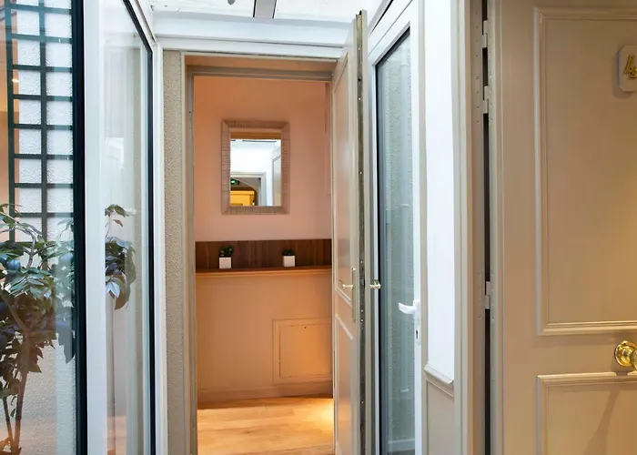 Отель De La Tour Eiffel 2*